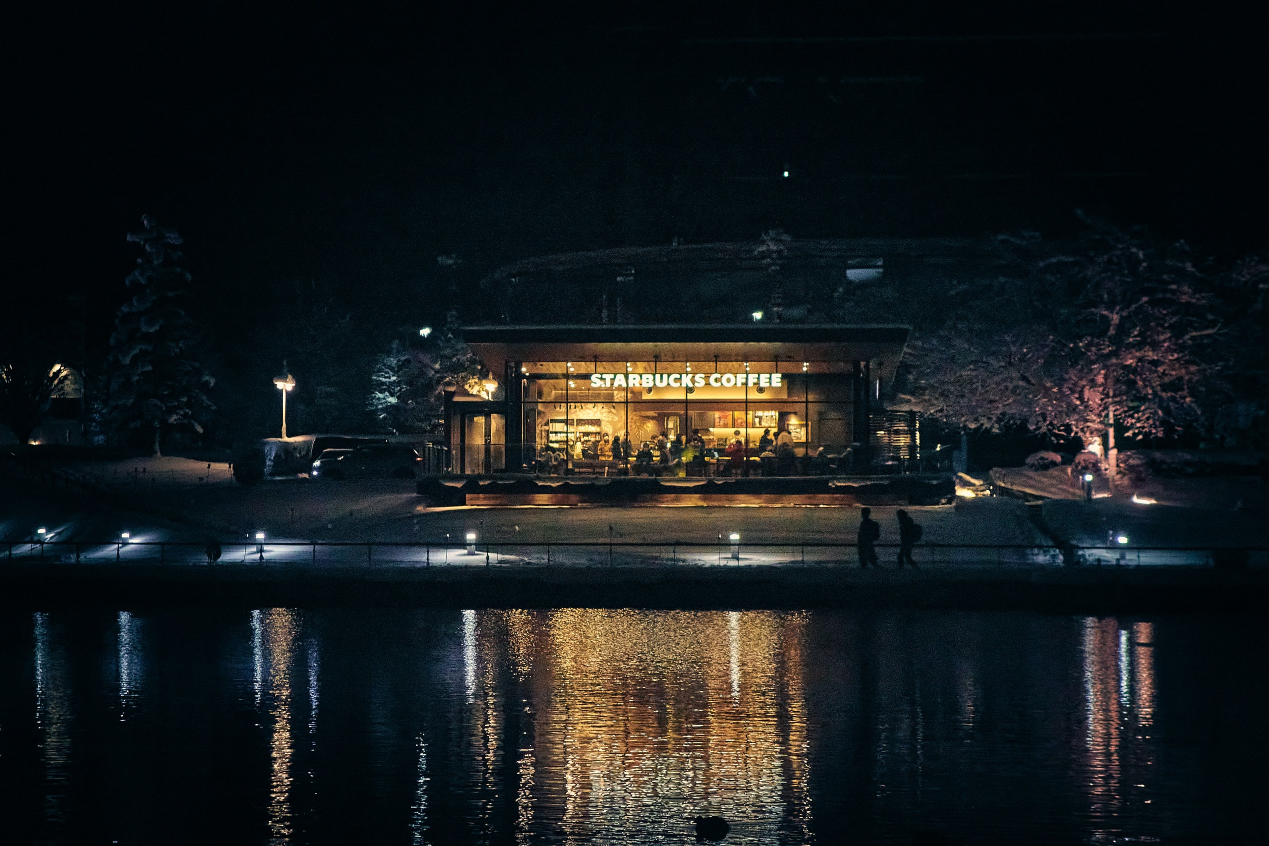 まるで絵画のような夜のスタバ