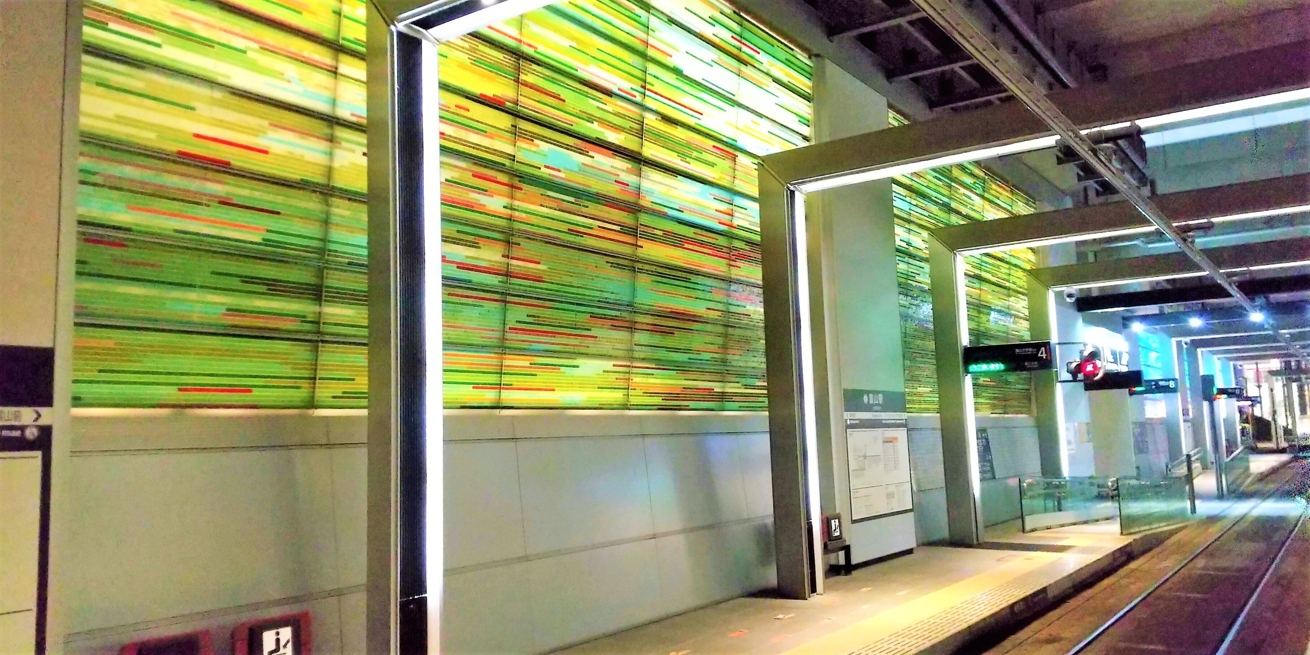 富山駅のガラスアート２