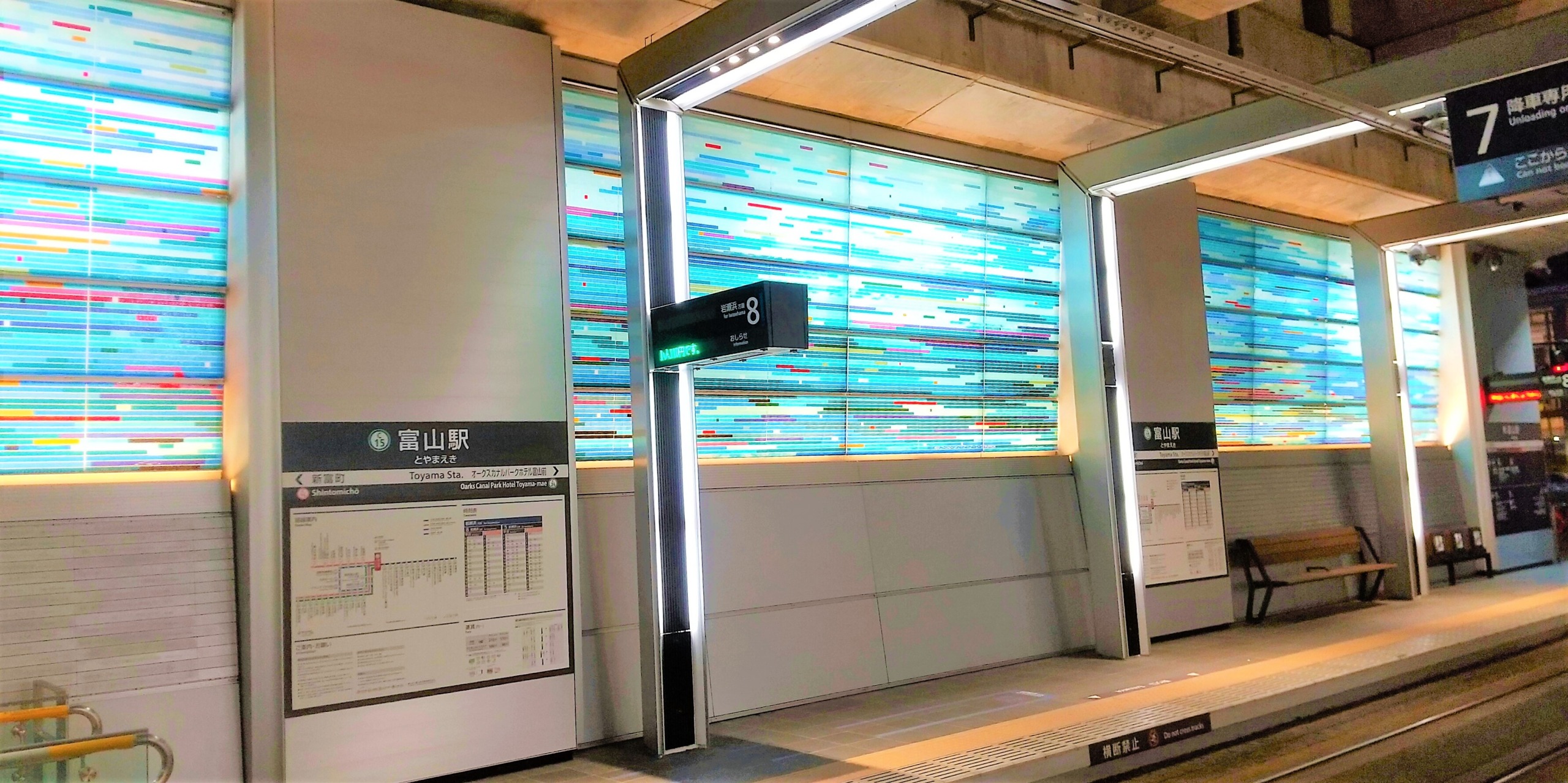 富山駅のガラスアート