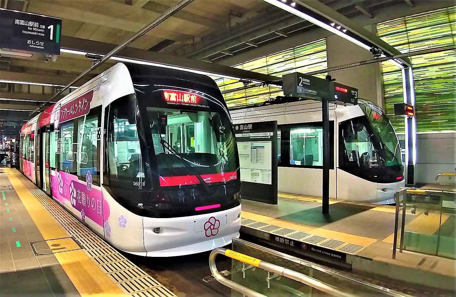 富山駅構内の路面電車乗り場２