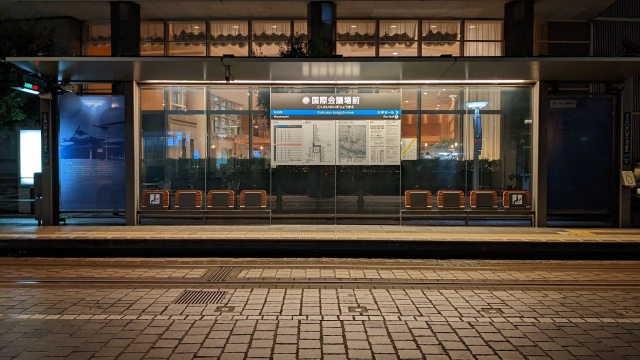 夜の市電の駅