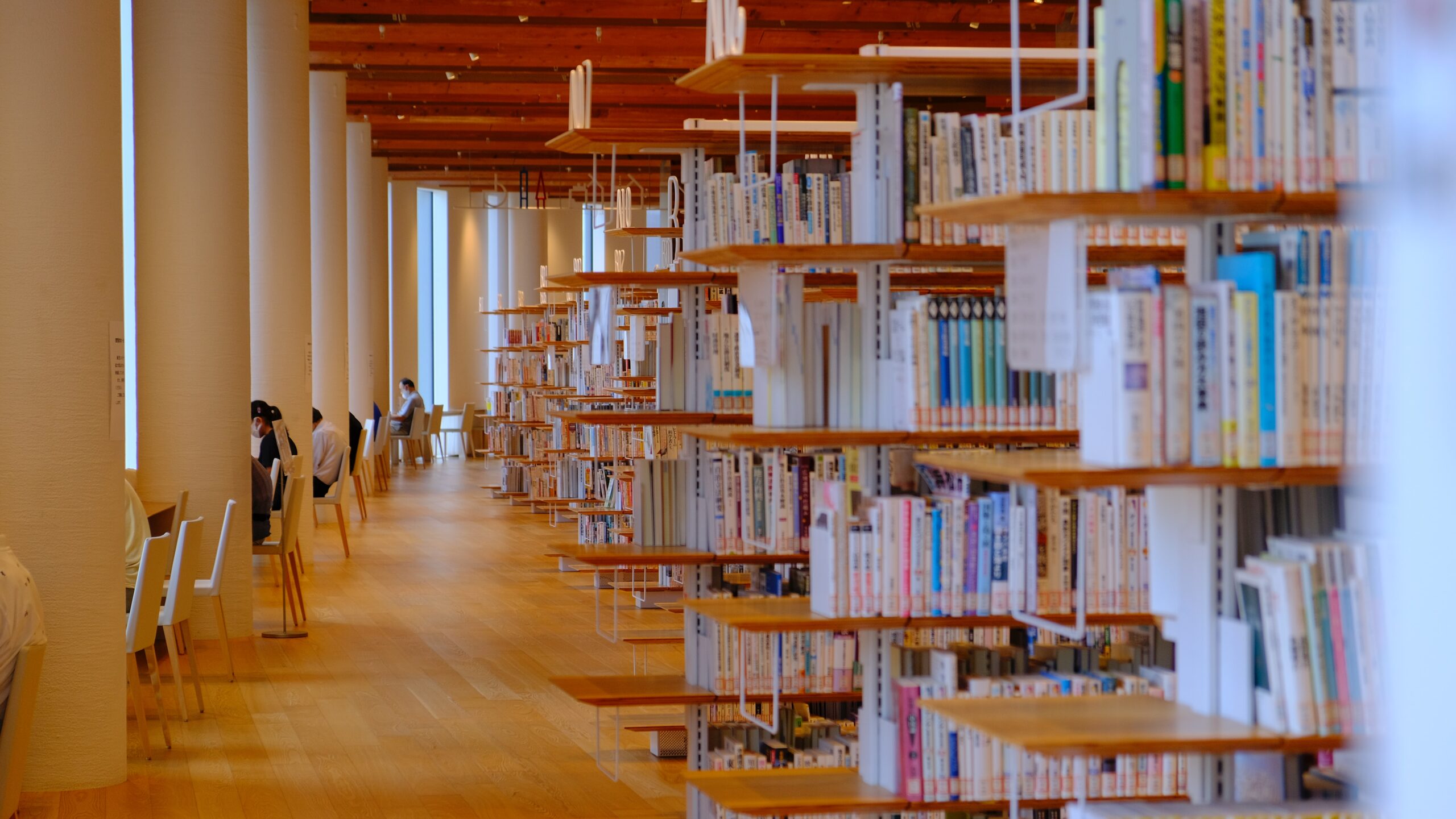 富山キラリの図書館1