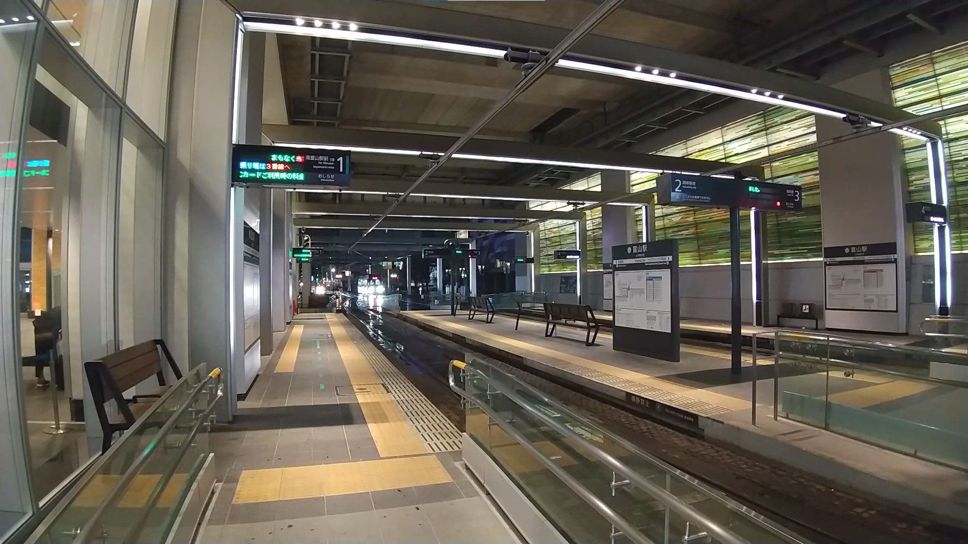 夜の富山駅市電ターミナル