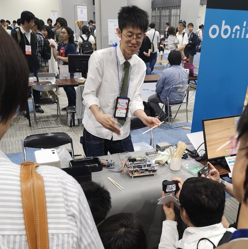 カズヤシバタさんはどこの大学を出て何の仕事をしている? 発明の良さを伝える様子