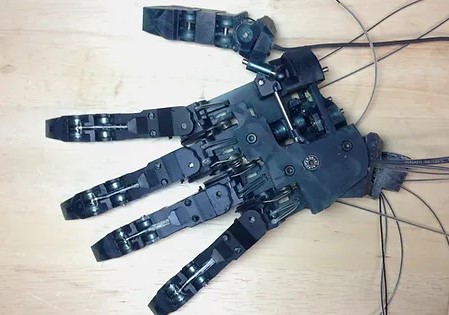 カズヤシバタさんはどこの大学を出て何の仕事をしている? 大学時代に作成の機械の手